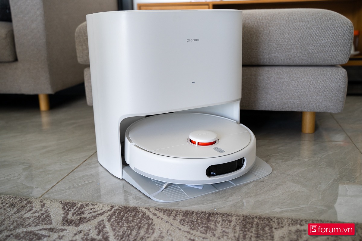 Các mẫu robot hút bụi chống kẹt tóc và lông thú như Dreame Bot L10 Prime, Mova E30 Ultra, Roborock Q10 VF và Xiaomi Vacuum X20, phù hợp cho gia đình nuôi chó mèo.