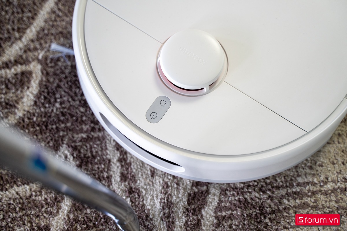 Robot hút bụi hiện đại với chổi chống rối tóc và lông thú, phù hợp cho gia đình nuôi chó mèo