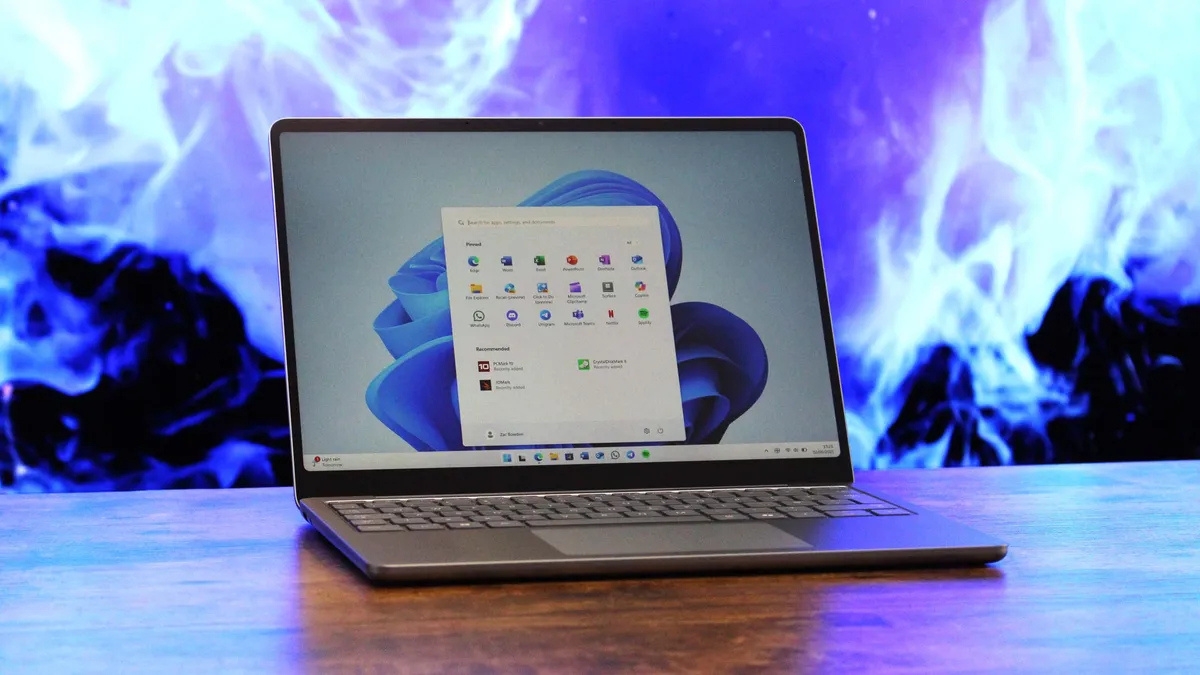 So sánh Surface Laptop 13 và MacBook Neo về màn hình tỷ lệ 3:2 và độ sáng hiển thị