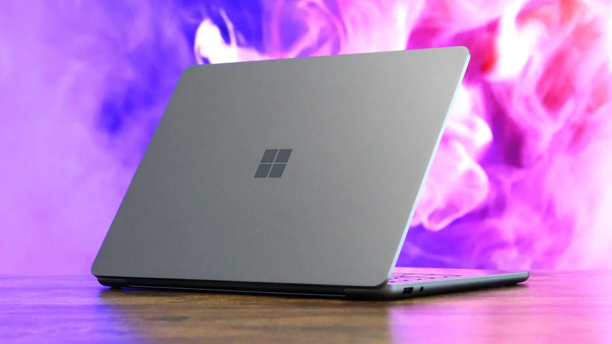 So sánh Surface Laptop 13 và MacBook Neo về tính năng bàn phím đèn nền và cổng kết nối