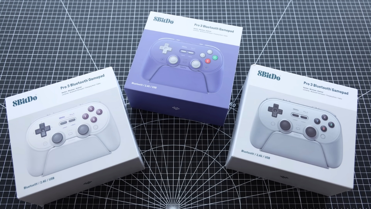 Trên tay 8BitDo Pro 3 với hộp chữ nhật, hiển thị tên sản phẩm và hình ảnh thực tế.