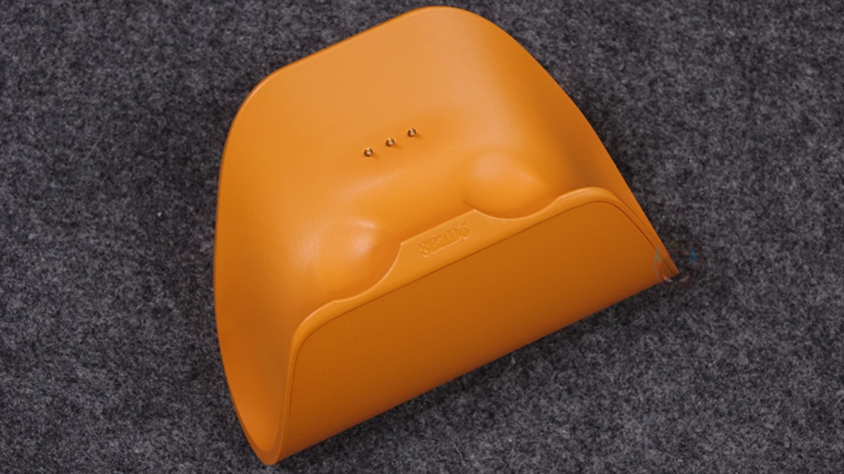 Trên tay 8BitDo Pro 3 với dock sạc tiện lợi, kết nối bằng pogo pin và LED hiển thị trạng thái sạc.