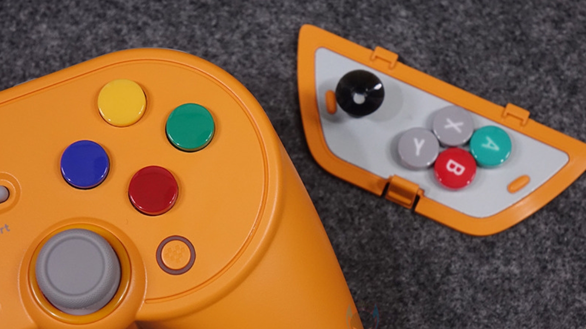 Trên tay 8BitDo Pro 3, các nút XYAB dạng nam châm tháo lắp cho phép tùy chỉnh màu sắc và vị trí.