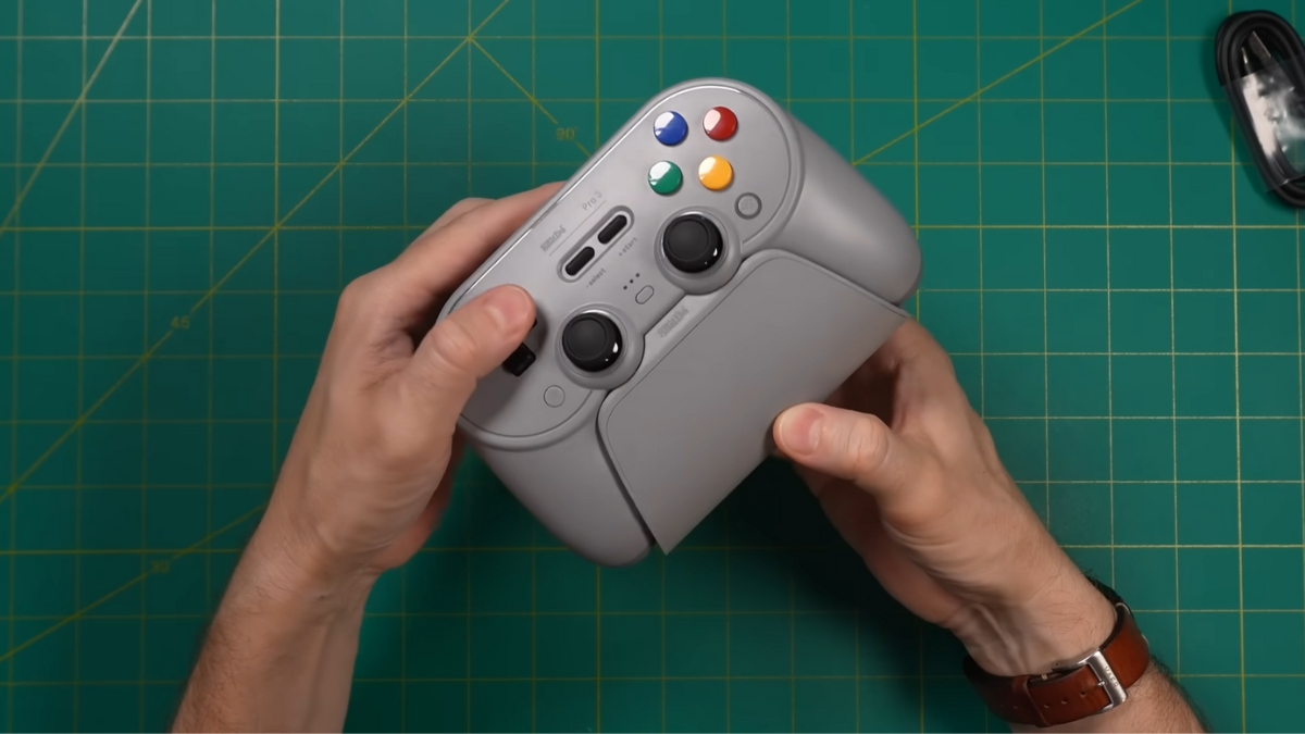 Trên tay 8BitDo Pro 3 với dock sạc hỗ trợ USB-C và 2.4G wireless, vừa sạc vừa chơi.