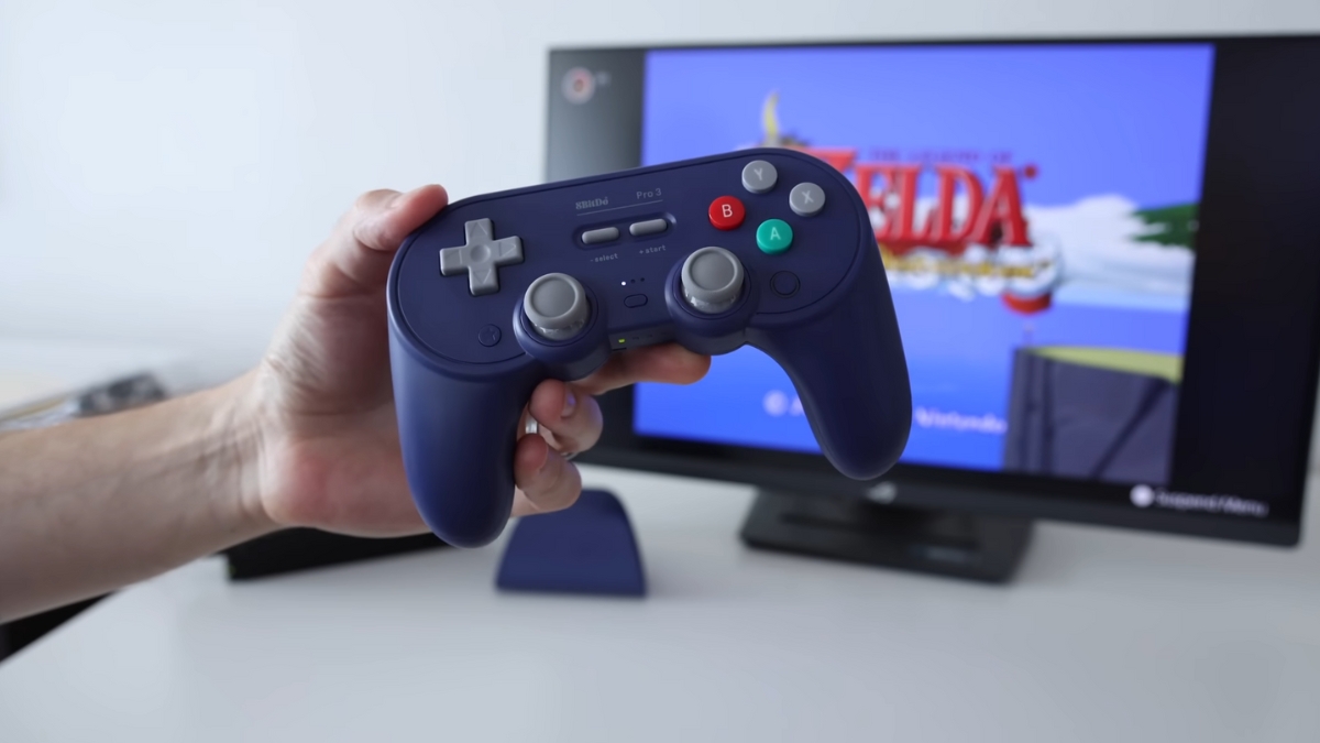 Trên tay 8BitDo Pro 3 với dock sạc tiện lợi và thiết kế tay cầm retro hiện đại.