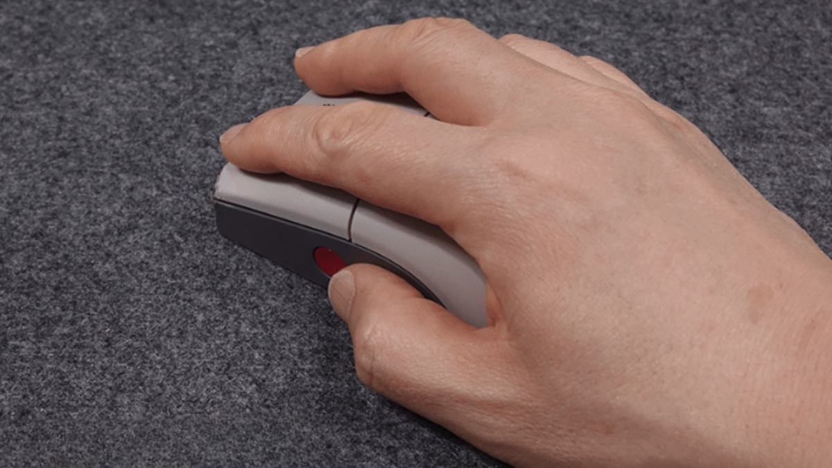 Trên tay 8BitDo Retro R8 N Edition cảm giác cầm
