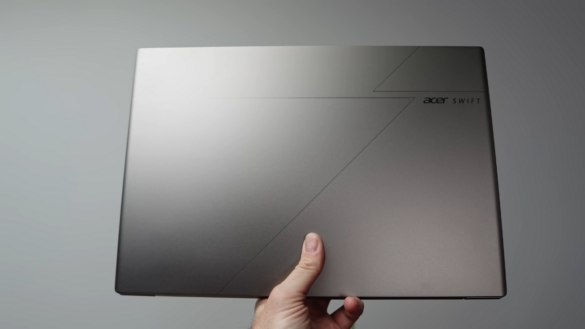 Trên tay Acer Swift 16 AI 2026 với thiết kế mỏng nhẹ bằng hợp kim magnesium aluminum