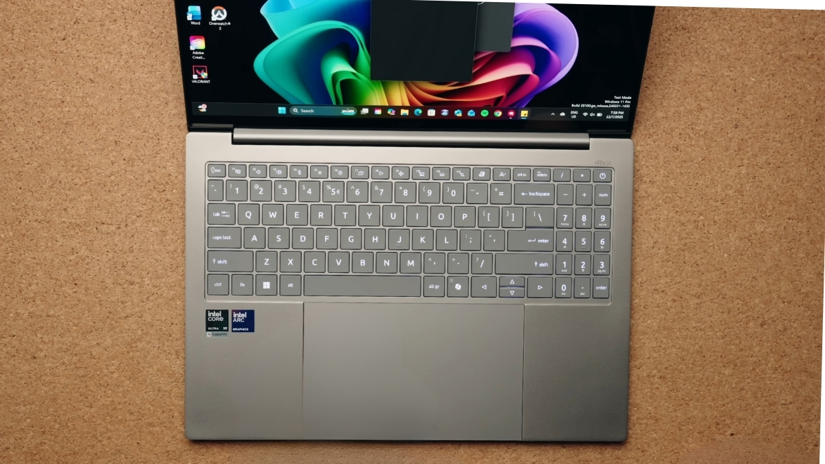 Trên tay Acer Swift 16 AI 2026 với bàn phím full size và touchpad haptic hỗ trợ stylus