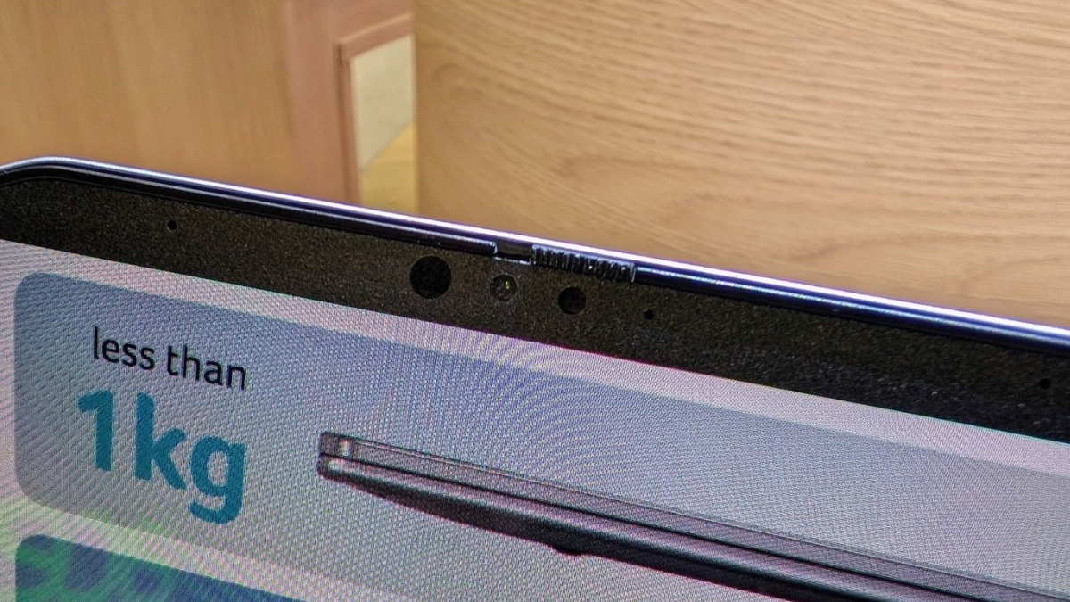 Webcam Acer Swift Air 16 đặt trên màn hình, hỗ trợ đăng nhập Windows Hello
