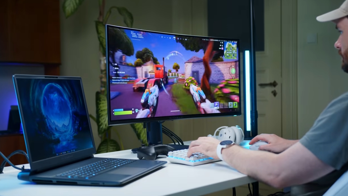 Trên tay Alienware 34 inch QD-OLED hiển thị cảnh chơi Fortnite với chuyển động nhanh, tận dụng tần số quét 280Hz cho độ mượt cao