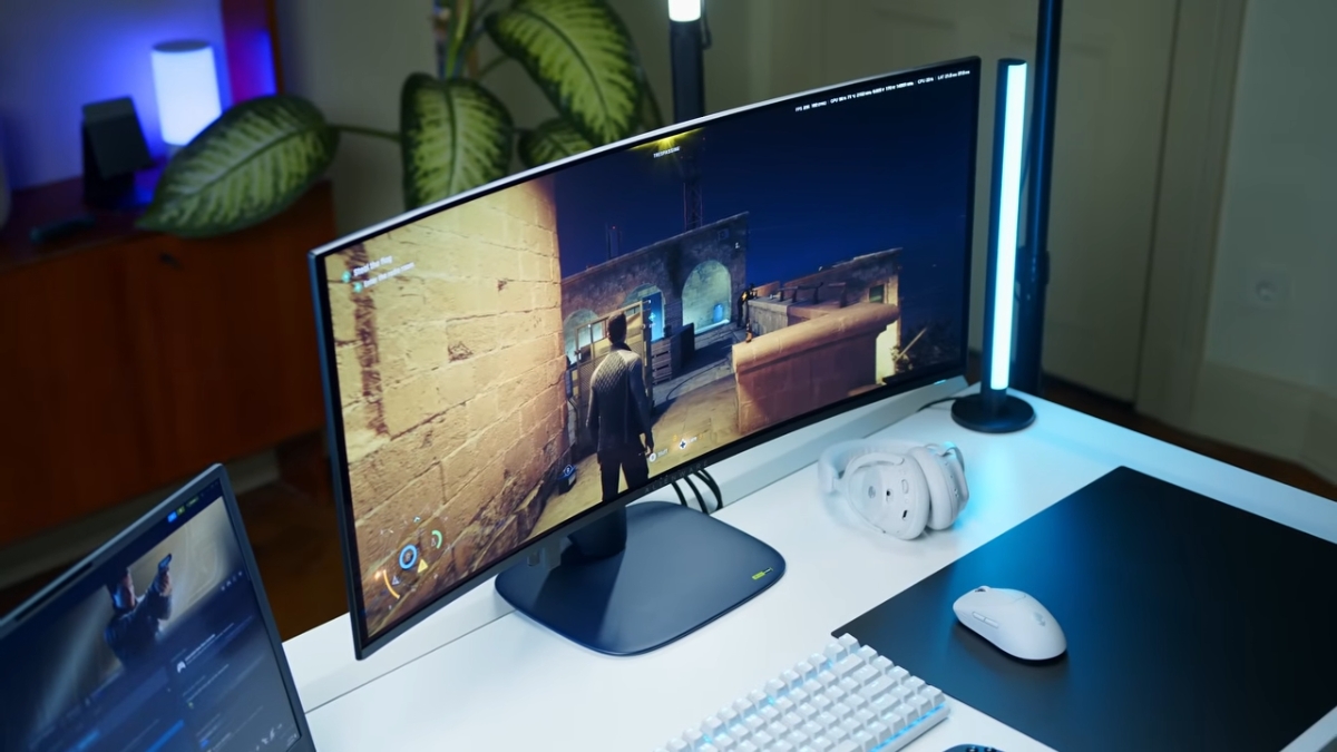 Trên tay Alienware 34 inch QD-OLED hiển thị tấm nền ultrawide 34 inch độ phân giải 3440 × 1440 với thiết kế cong và viền mỏng