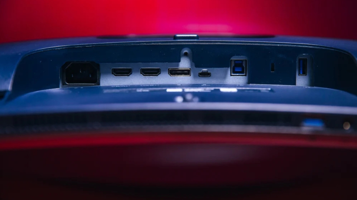 Trên tay Alienware AW3926QW với hệ thống cổng HDMI 2.1, DisplayPort 2.1 và USB-C 90W