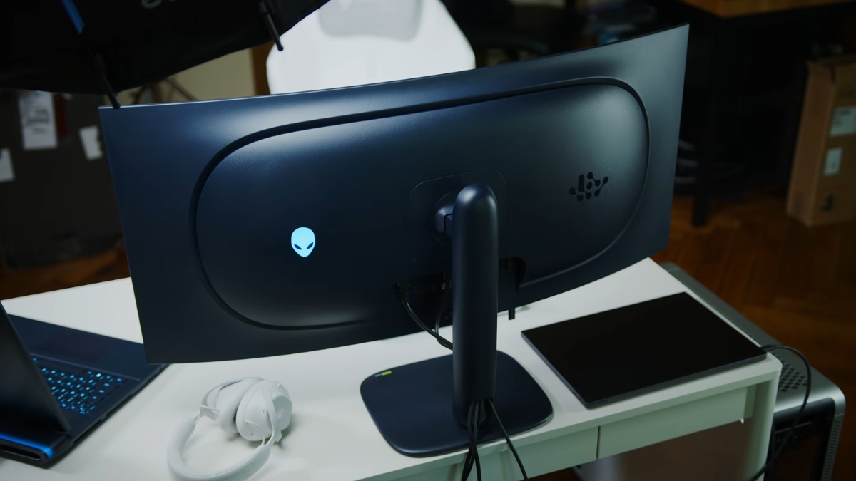 Trên tay Alienware AW3926QW: Siêu ultrawide OLED 5K 165Hz giá cao có gì?