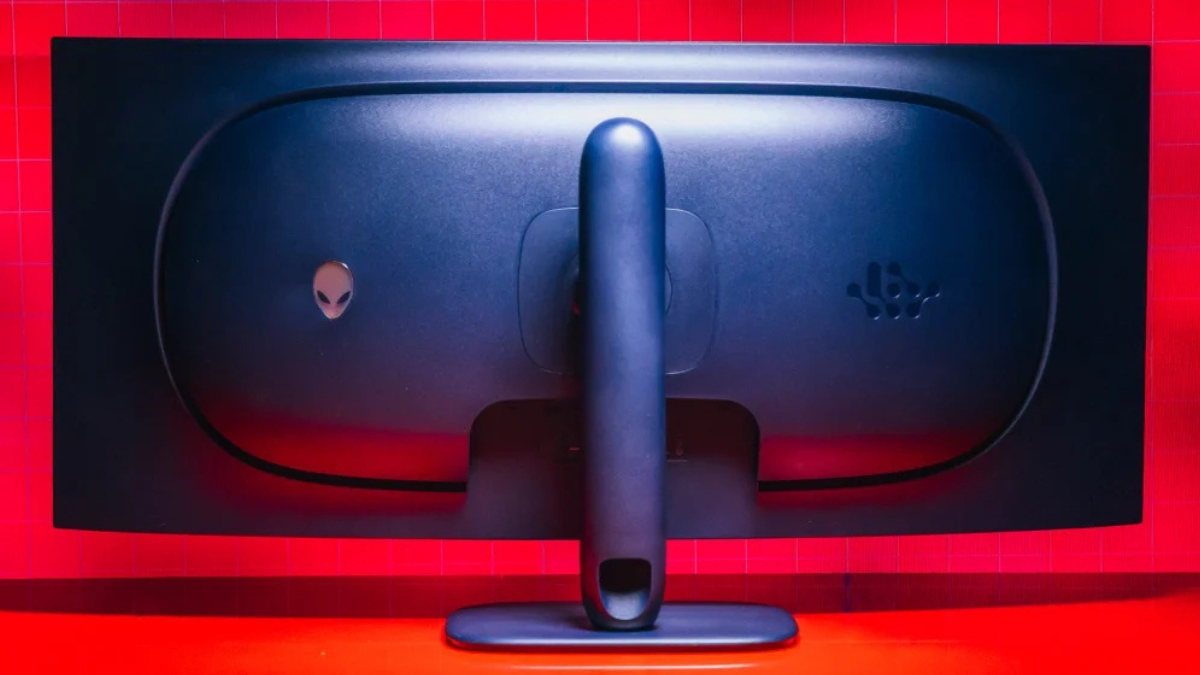 Trên tay Alienware AW3926QW với mặt lưng xanh đậm, chân đế vuông và độ cong 1500R