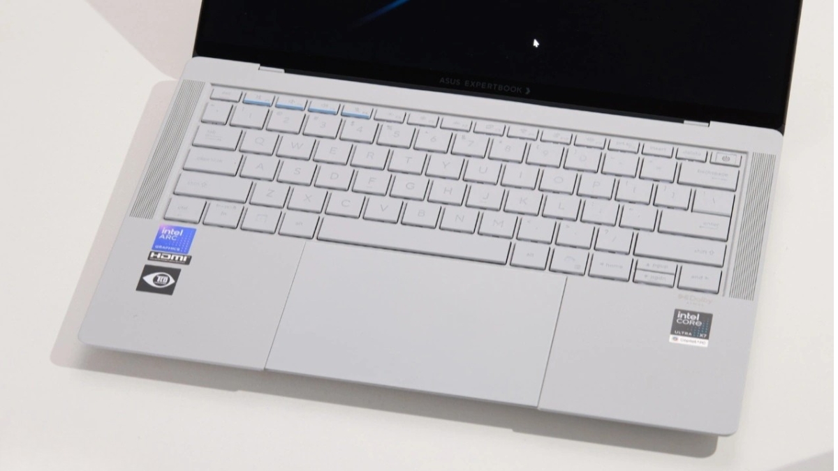 Trên tay ASUS ExpertBook Ultra với bàn phím full-size và keycap vuông