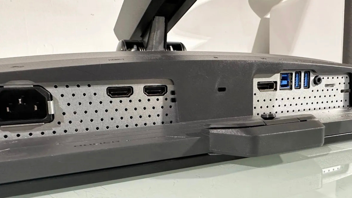 Trên tay Asus ROG Strix XG32UQWMS với hệ thống cổng kết nối HDMI 2.1, DisplayPort và USB Hub