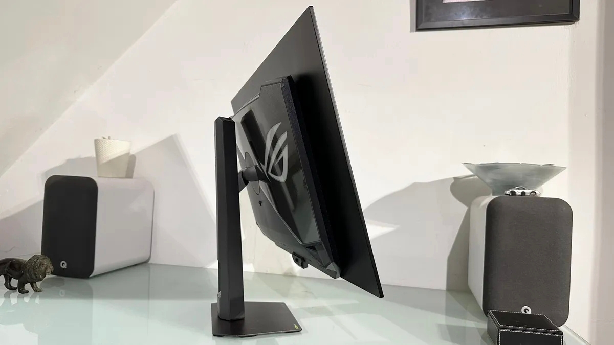 Trên tay Asus ROG Strix XG32UQWMS với chân đế hỗ trợ nâng hạ, xoay và điều chỉnh góc nghiêng