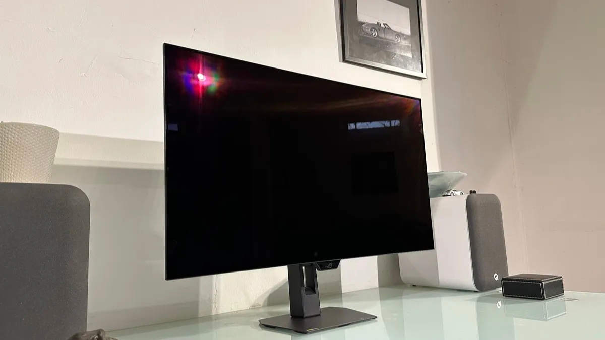 Trên tay Asus ROG Strix XG32UQWMS với thiết kế mặt trước và viền màn hình mỏng