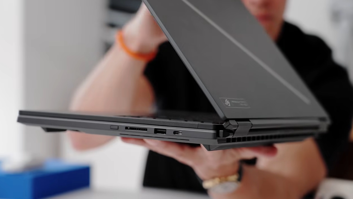 Trên tay ASUS ROG Zephyrus Duo với hệ thống cổng kết nối bên phải của máy