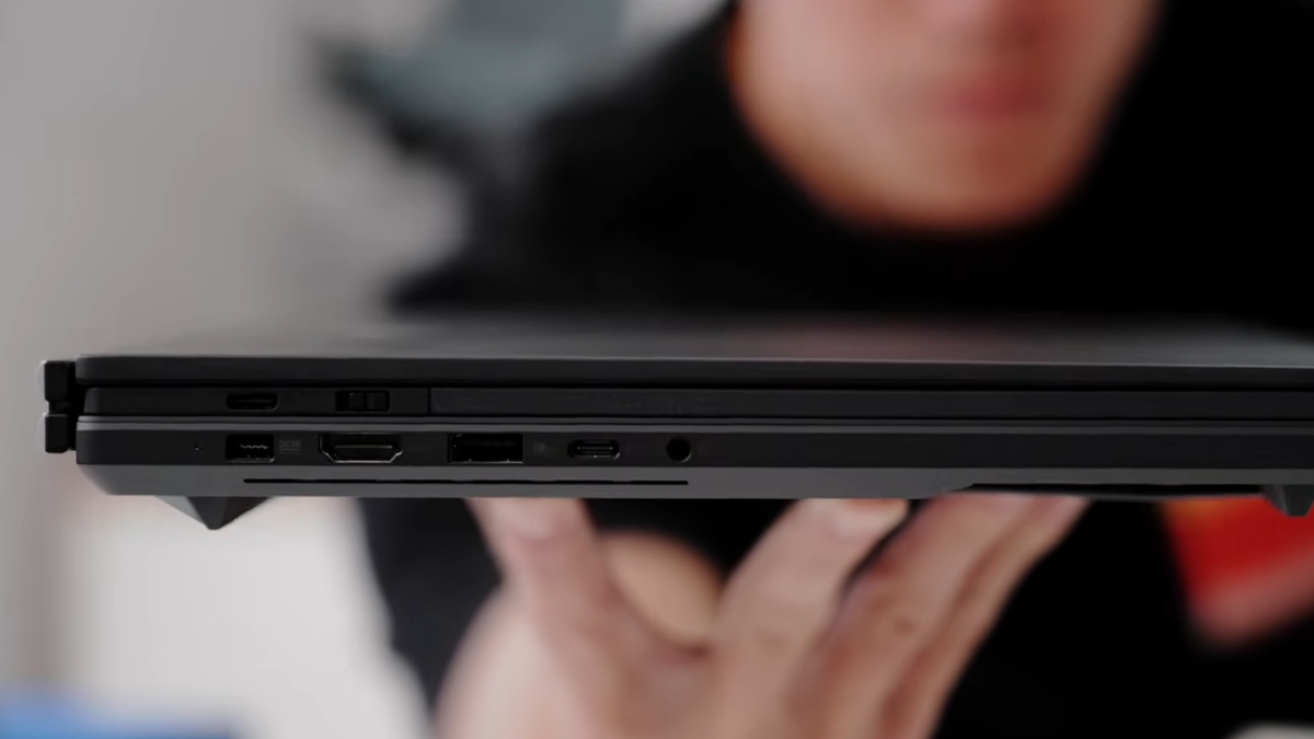Trên tay ASUS ROG Zephyrus Duo với hệ thống cổng kết nối bên trái của máy