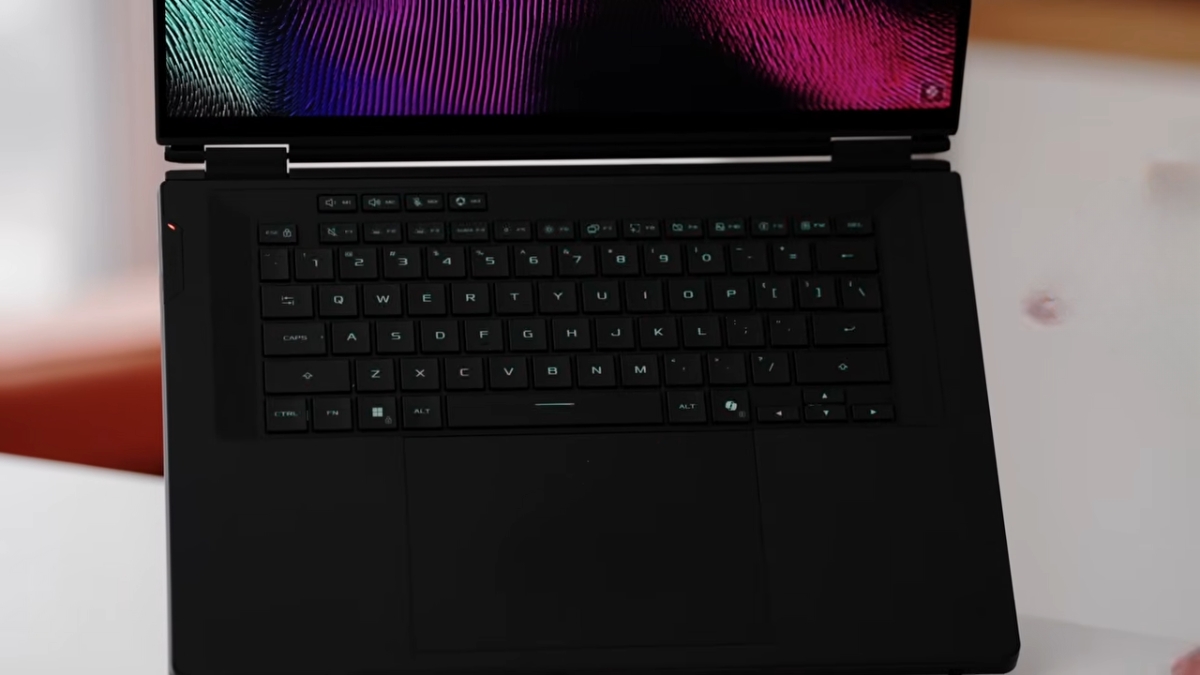 Trên tay ASUS ROG Zephyrus Duo với bàn phím đặt trực tiếp lên màn hình thứ hai