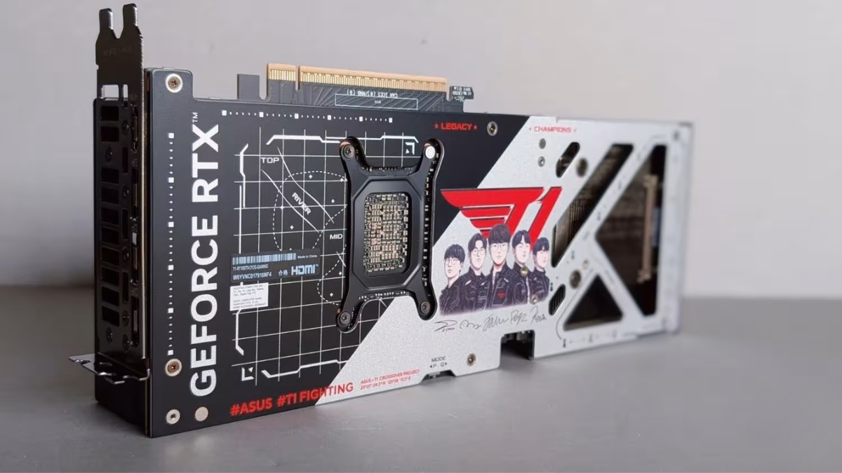 Trên tay ASUS T1 GeForce RTX 5070 OC Edition với hình ảnh và chữ ký tuyển thủ trên mặt lưng.