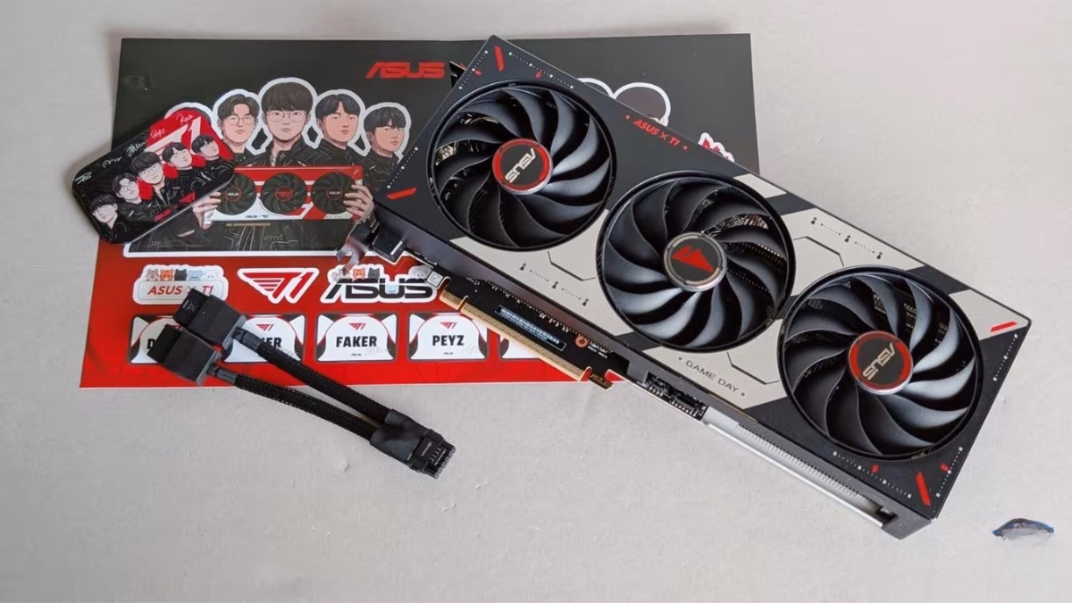 Trên tay ASUS T1 GeForce RTX 5070 OC Edition với nam châm và sticker T1 đi kèm.