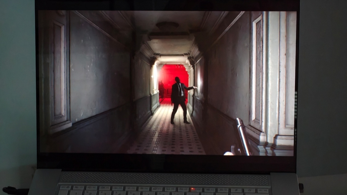 Trên tay ASUS Zenbook 16 Air 2026 Ryzen Edition với hệ thống tản nhiệt buồng hơi và hai quạt.