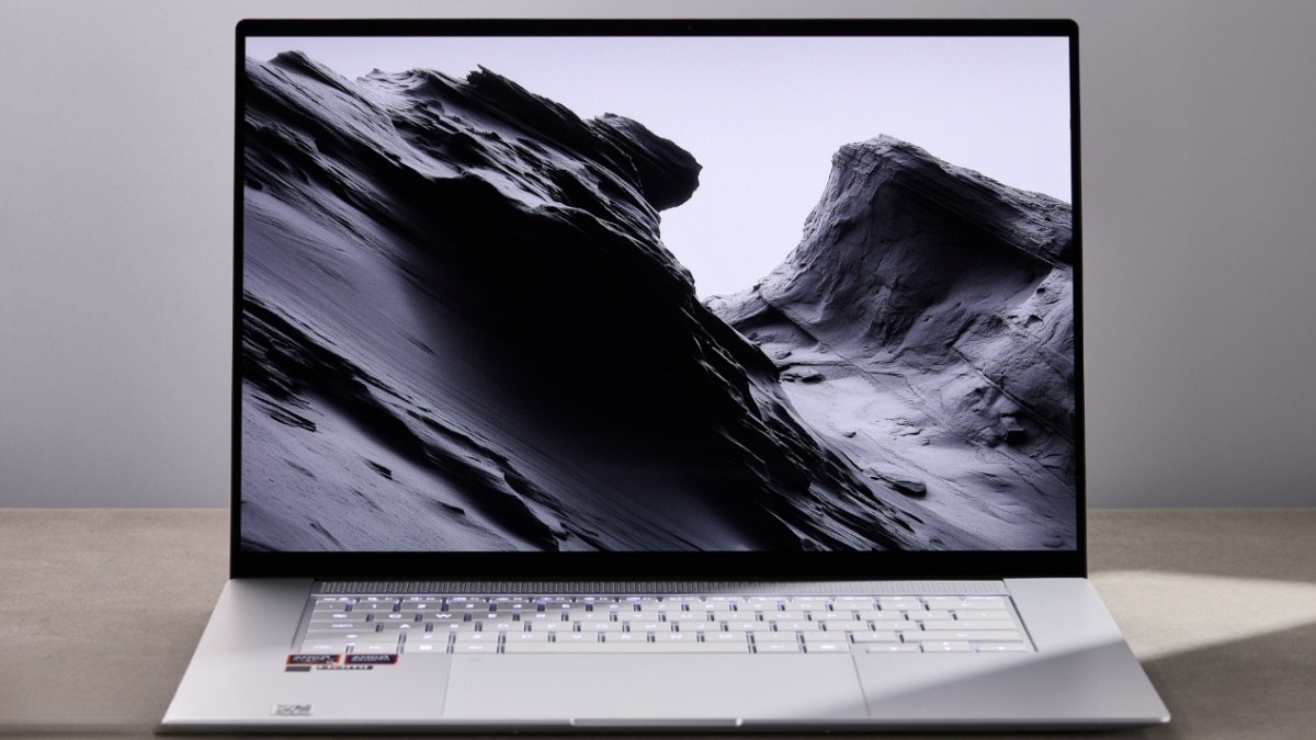 Trên tay ASUS Zenbook 16 Air 2026 Ryzen Edition với Ryzen AI 9 H 465, Radeon 880M, RAM 32GB LPDDR5X và SSD 1TB.