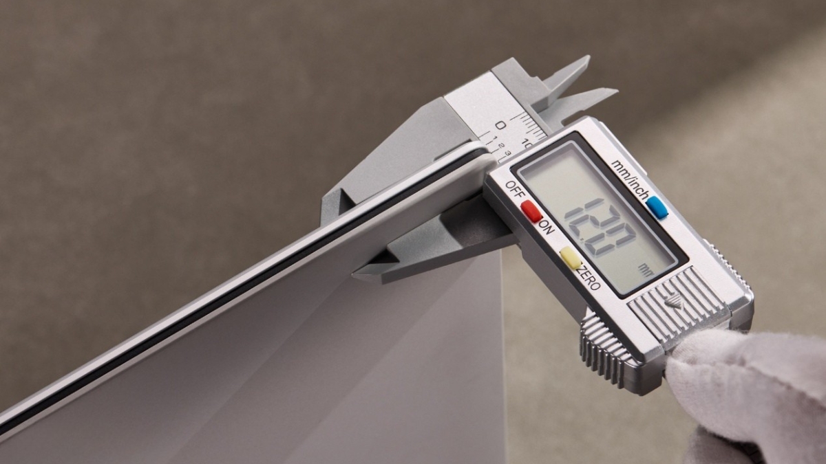 Trên tay ASUS Zenbook 16 Air 2026 Ryzen Edition với thiết kế mỏng nhẹ, tông trắng tối giản.