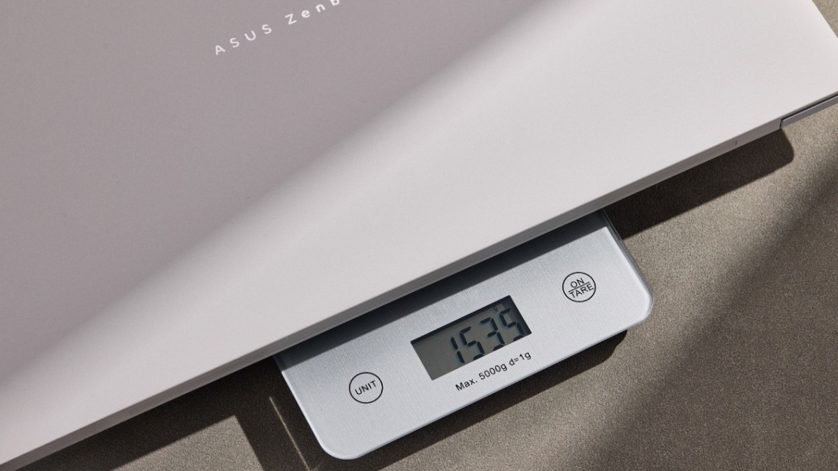 Trên tay ASUS Zenbook 16 Air 2026 Ryzen Edition với thiết kế mỏng nhẹ, dày 1.1cm và nặng khoảng 1.5kg.