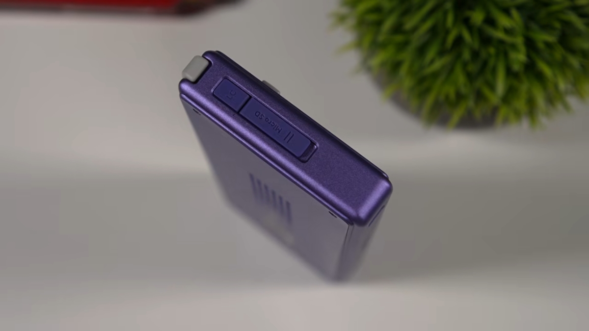 Trên tay AYANEO Pocket Micro 2 với nút lập trình LC và khe cắm thẻ nhớ microSD