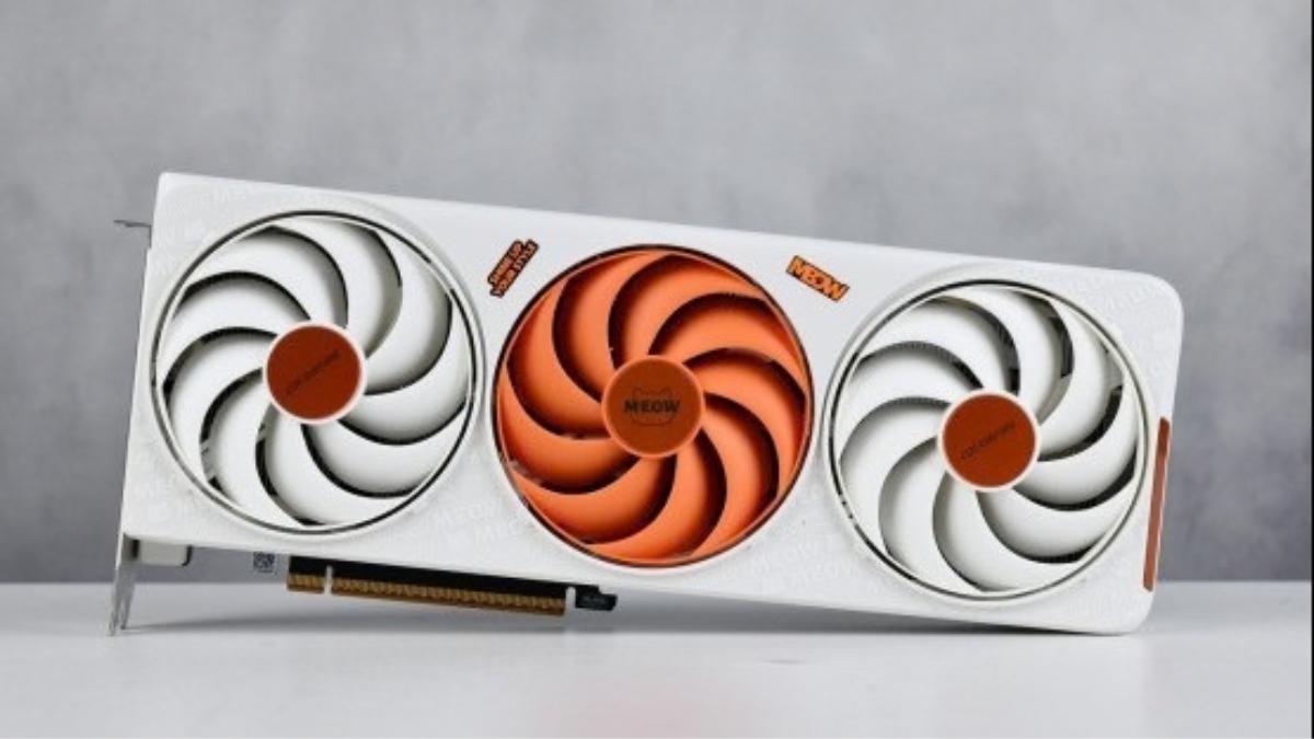 Trên tay COLORFIRE MEOW Orange House với card đồ họa RTX 5060 trắng cam và họa tiết MEOW