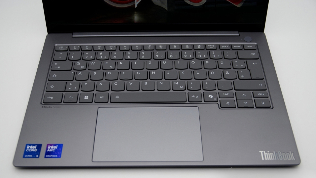 Đánh giá Lenovo ThinkBook 14x với bàn phím có đèn nền và touchpad rộng rãi.