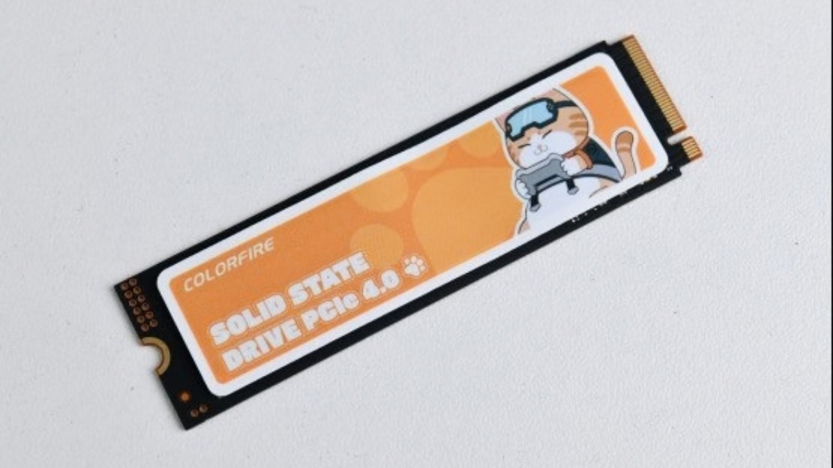 Trên tay COLORFIRE MEOW Orange House với SSD ME700 PRO 512GB có miếng dán tản nhiệt graphene