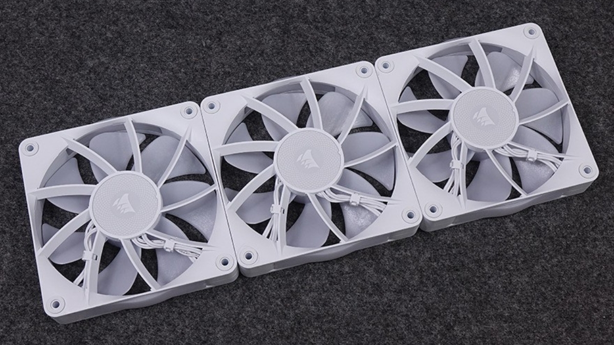 Trên tay Corsair iCUE LINK TITAN 360 RX LCD với ba quạt RX120 RGB trên radiator 360 mm.