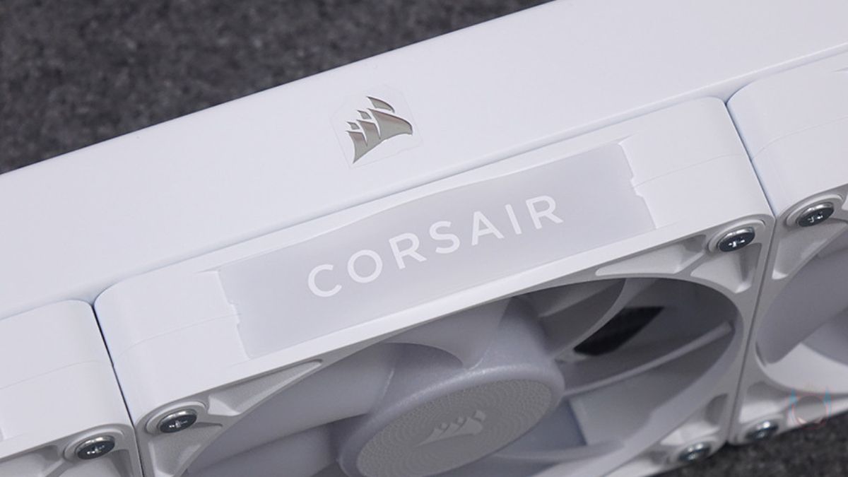 Trên tay Corsair iCUE LINK TITAN 360 RX LCD với các tùy chọn màu đen, trắng cùng phiên bản radiator 240 mm và 360 mm.