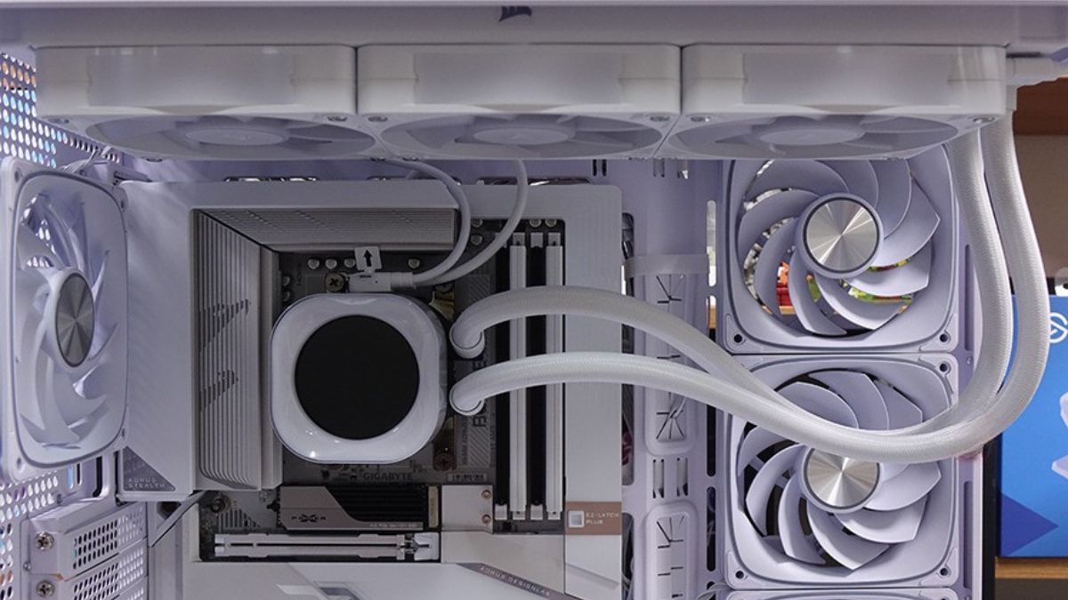 Trên tay Corsair iCUE LINK TITAN 360 RX LCD sau khi hoàn thiện lắp đặt trong dàn PC Gaming.