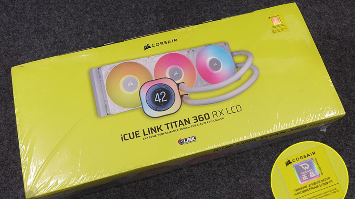 Trên tay Corsair iCUE LINK TITAN 360 RX LCD cùng hộp sản phẩm.