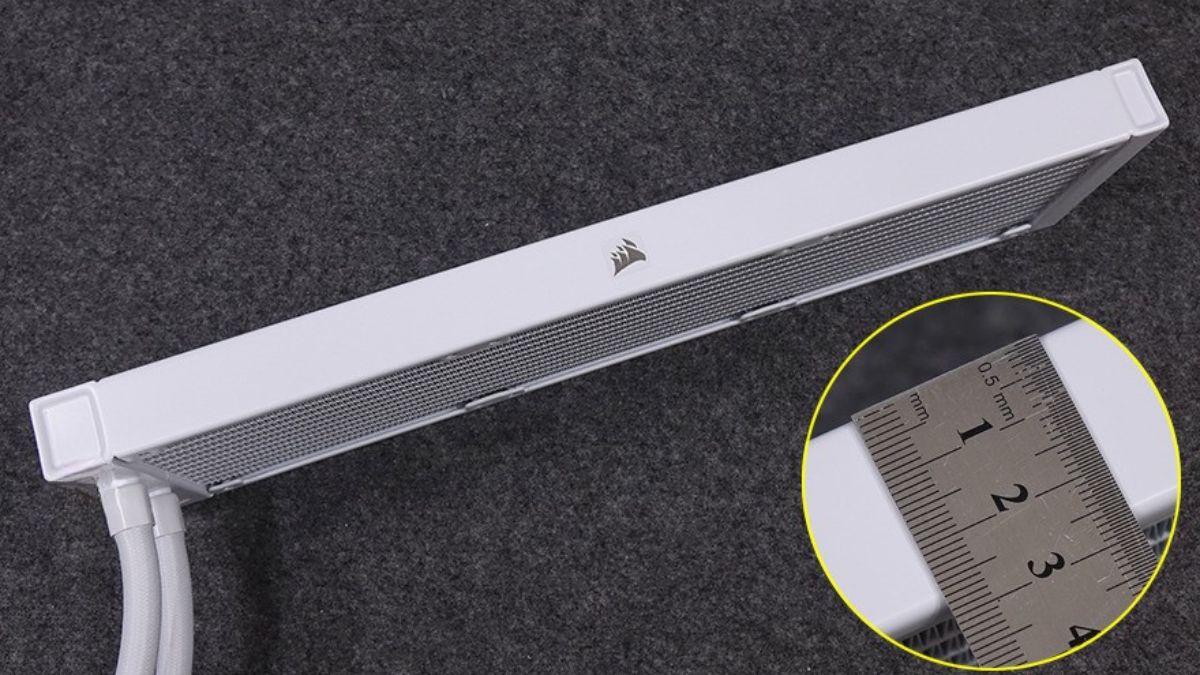 Trên tay Corsair iCUE LINK TITAN 360 RX LCD với radiator 27 mm và ống dẫn nước bọc lưới.