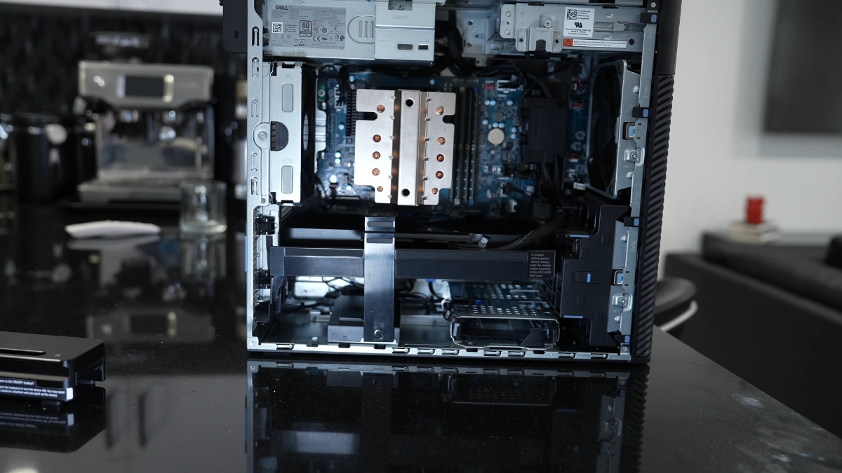 Trên tay Dell Pro Max Tower T2 với không gian bên trong gọn gàng, dễ tiếp cận linh kiện