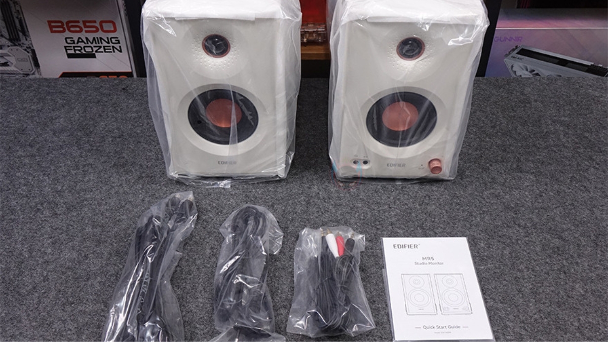 Trên tay Edifier MR5 và phụ kiện đi kèm trong hộp