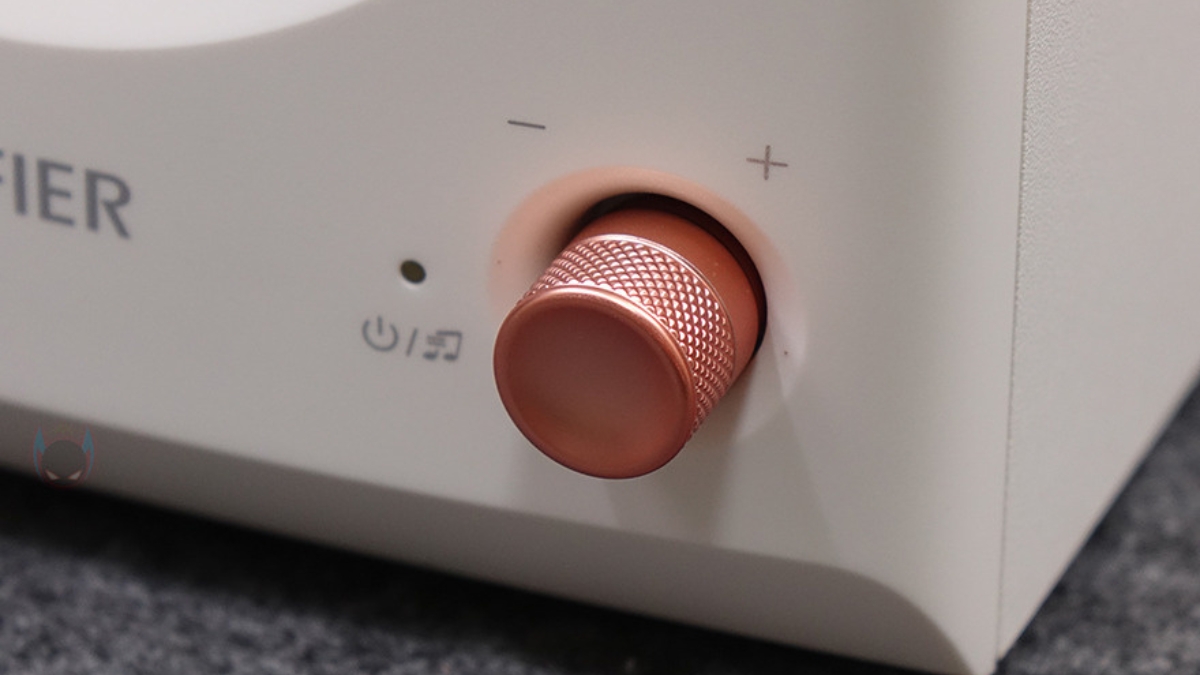 Trên tay Edifier MR5 với núm xoay điều chỉnh âm lượng và chuyển chế độ