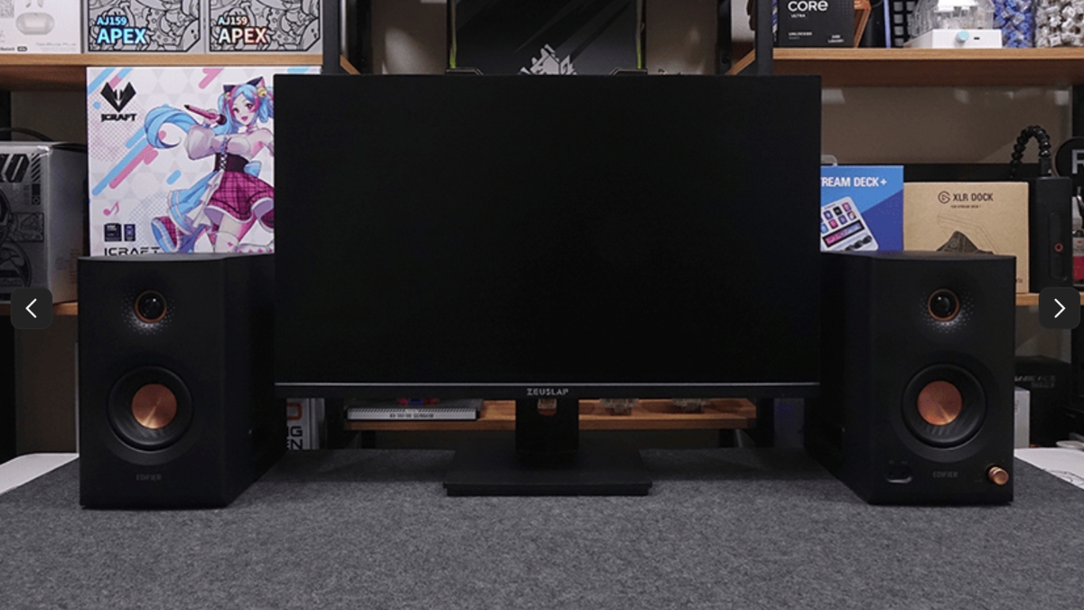 Trên tay Edifier MR5 khi đặt trên bàn làm việc cùng màn hình máy tính