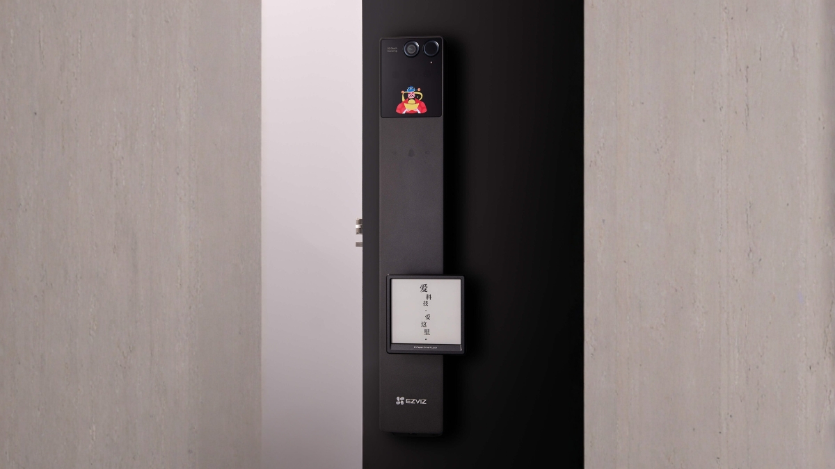 Trên tay Ezviz Y5000FVX Ultra với màn hình trong 4.7 inch và màn hình ngoài OLED HD.