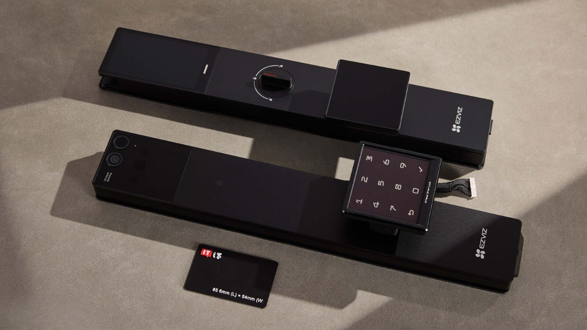 Trên tay Ezviz Y5000FVX Ultra với ba màn hình và tay cầm e-ink đa màu.