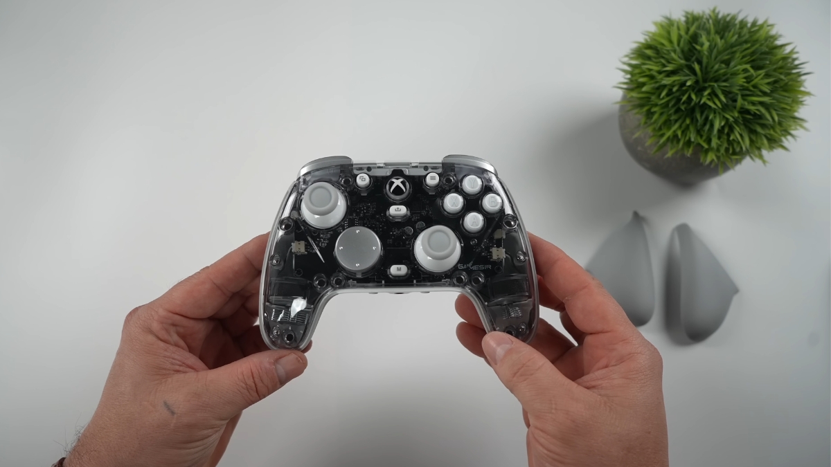 Trên tay GameSir G7 Pro với thiết kế công thái học và grip cao su chắc chắn