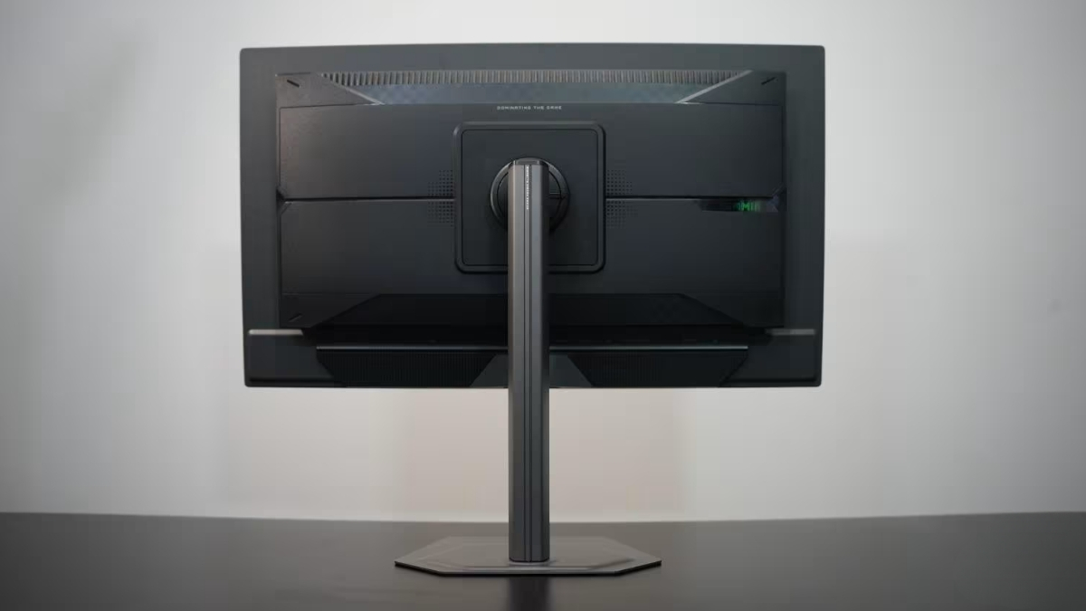 Trên tay GIGABYTE MO27Q2A cho thấy chân đế nhỏ gọn, phù hợp với không gian chơi game