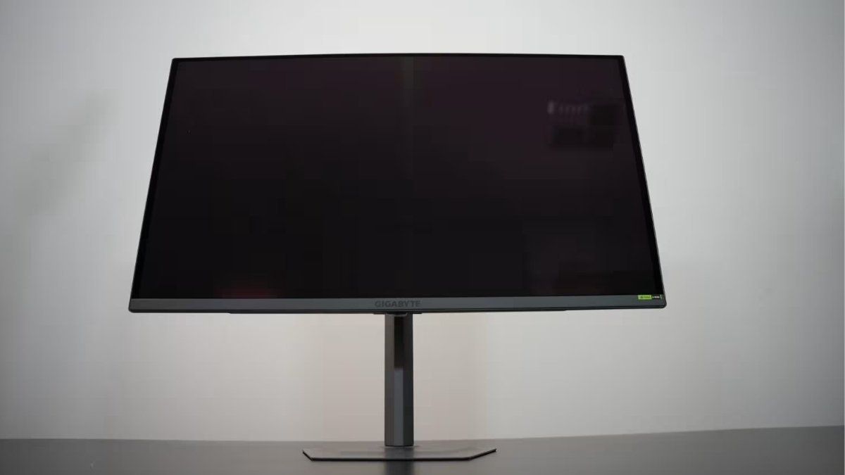 Trên tay GIGABYTE MO27Q2A với thiết kế đen tối giản, viền màn hình mỏng và chân đế gọn gàng
