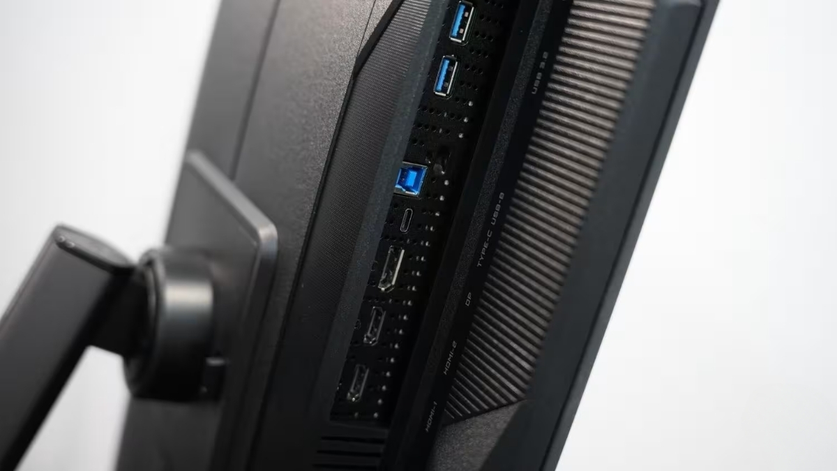 Trên tay GIGABYTE MO27Q2A với các cổng HDMI 2.1, DisplayPort 1.4 và USB-C